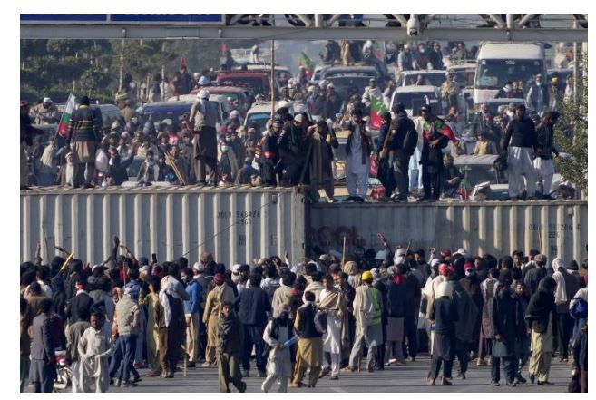 'इमरान खान की पार्टी के विरोध प्रदर्शन के दौरान छह सुरक्षाकर्मियों की मौत; पाकिस्तान में सेना को देखते ही गोली मारने के आदेश | '